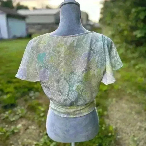 Woman’s GB top. Pastel snakeskin pattern. V neck. Tie waist. Buttons. Size S - Picture 5 of 6